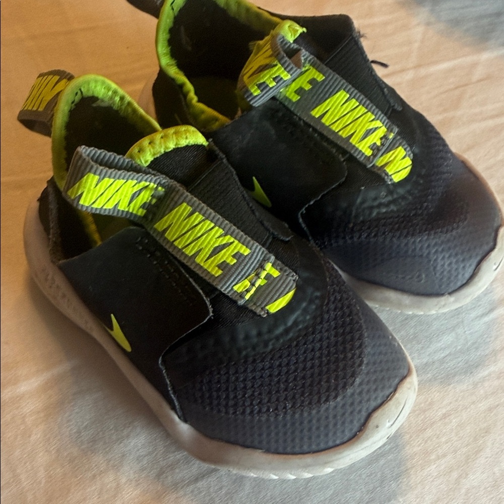 Nike Kids Black and Neon Green Sneakers 4c shoes baby infant